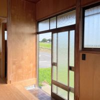 千葉県大網白里市大竹の売買物件/玄関周りの様子。レトロガラスの扉やポーチのタイルは当時のまま