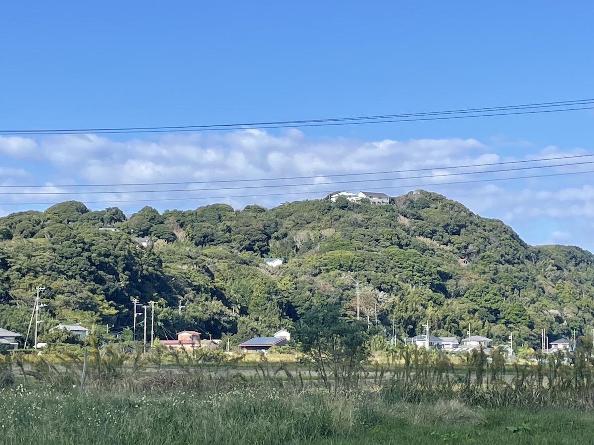 千葉県南房総市峰の売買物件/山のてっぺんにある、白い家のあたりにこの物件がございます