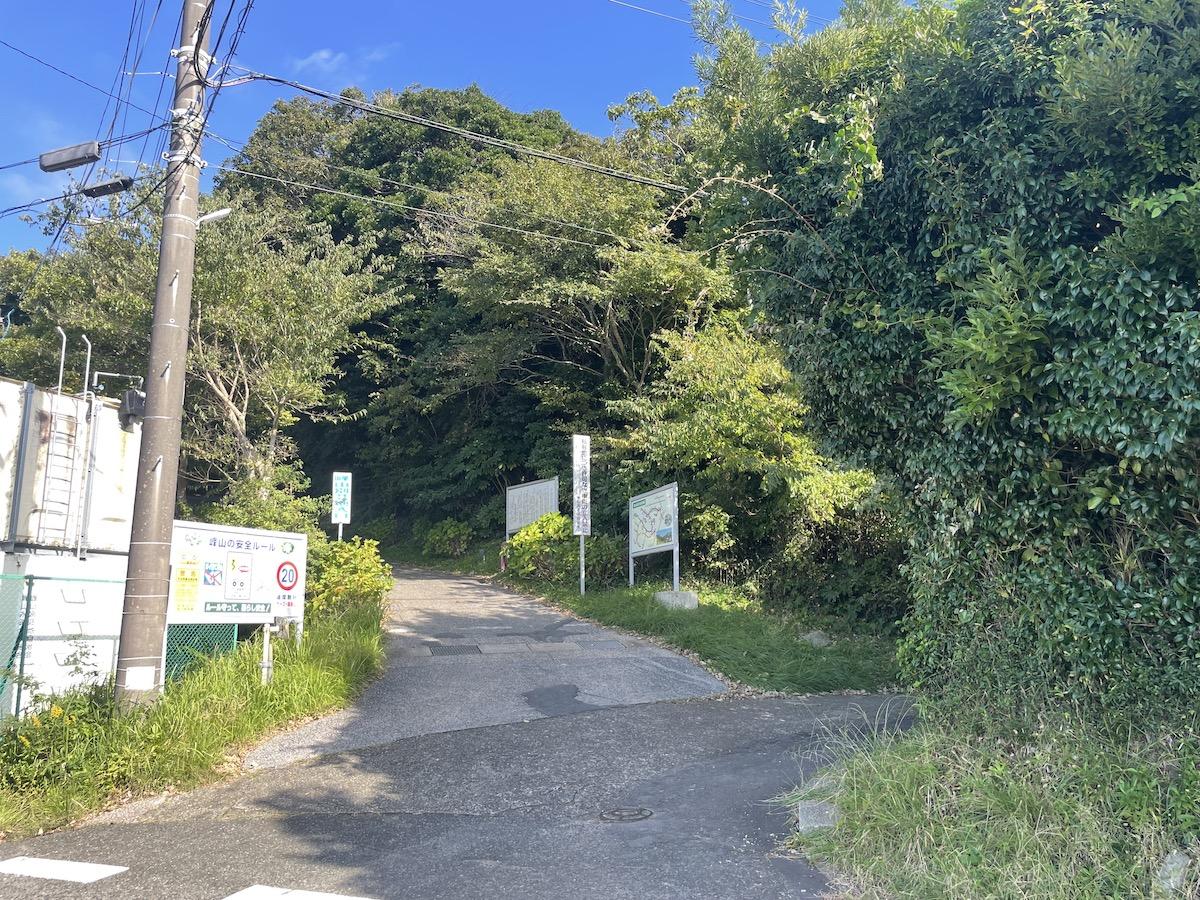 千葉県南房総市峰の売買物件/物件のある別荘地の入口