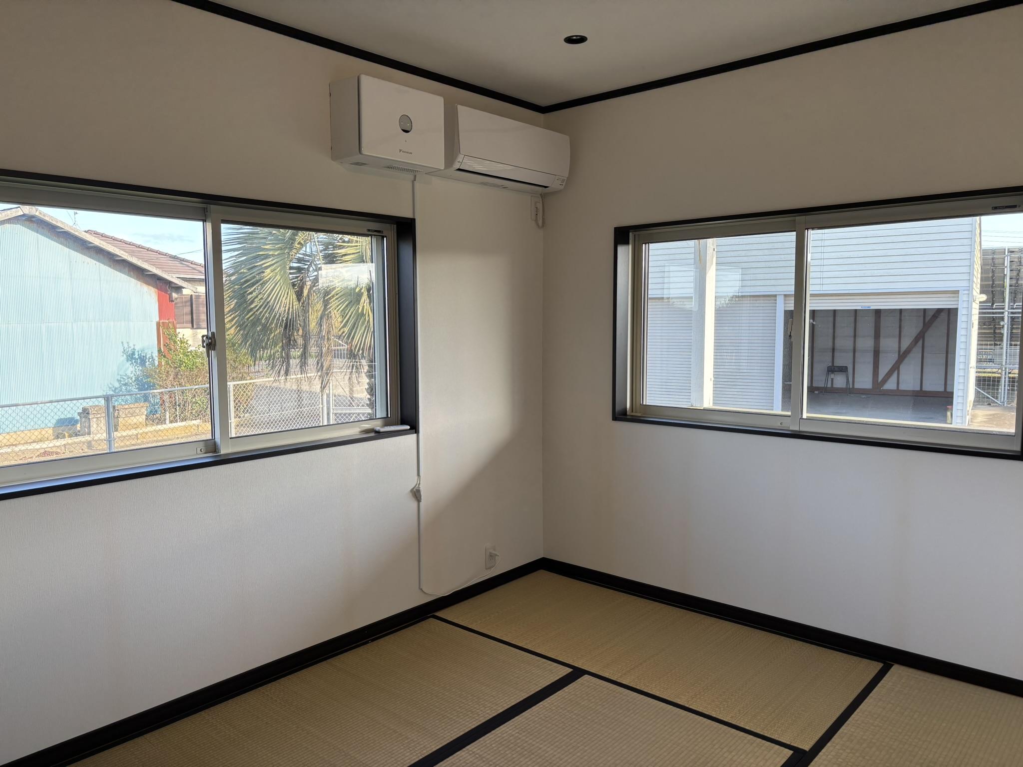 千葉県旭市駒込の売買物件/和室もあります。腰窓で畳に座るとおこもり感があるけど明るい室内