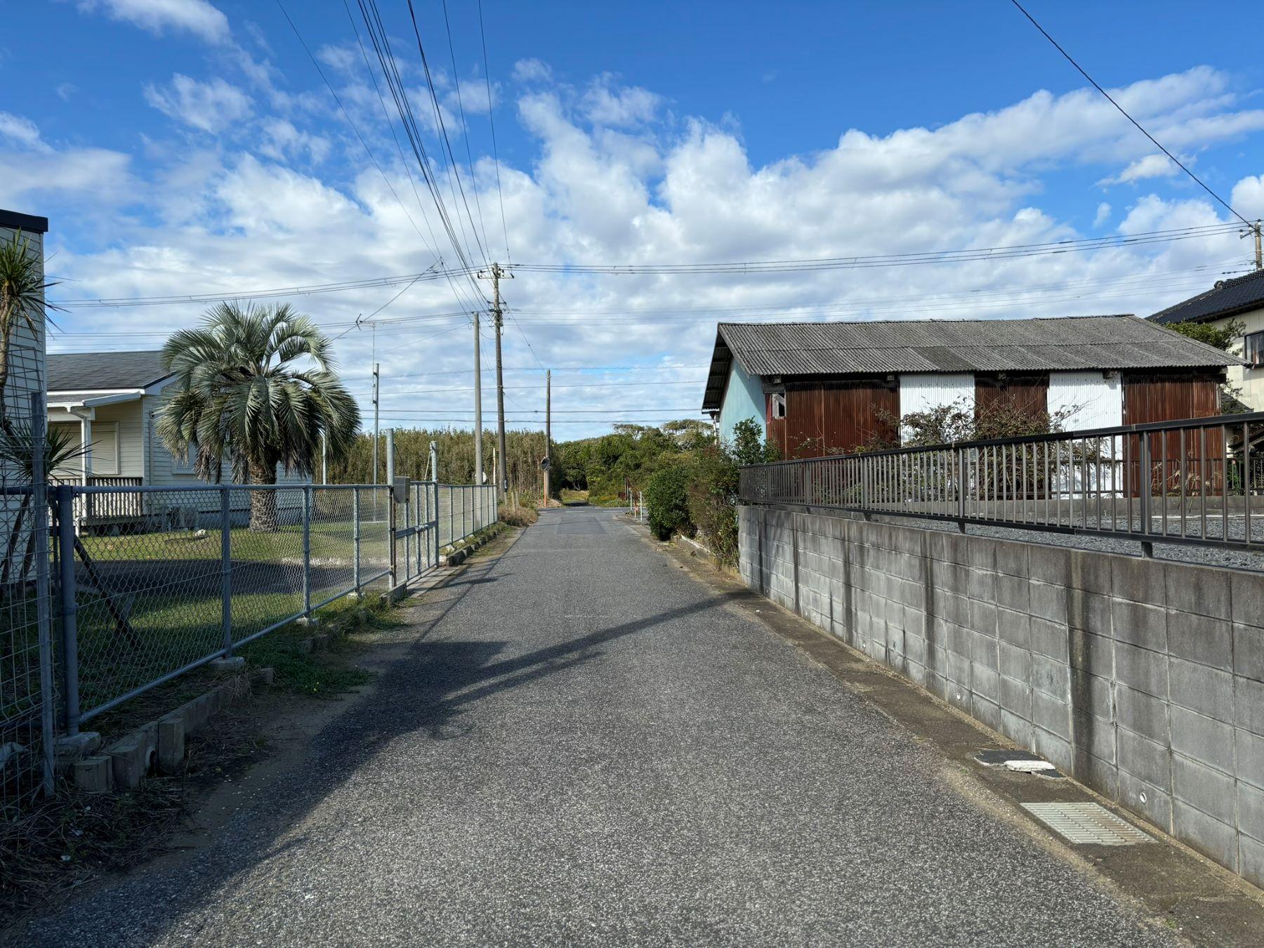 千葉県旭市駒込の売買物件/全面道路。左手がアサヒラヤです
