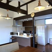 千葉県旭市駒込の売買物件/リビングからみるキッチンは近すぎず遠すぎずの距離