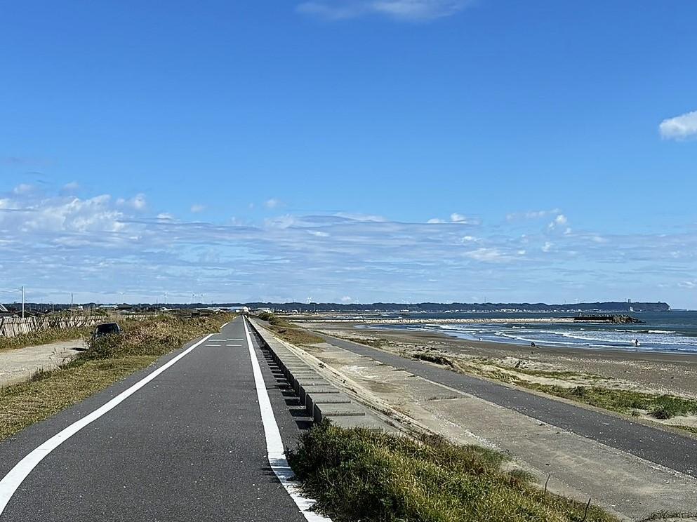 千葉県旭市駒込の売買物件/サイクリングロードのずーっと先の高台に風車がうっすらと見えますか？その右端の刑部岬からの眺望は絶景！内覧の帰り道にぜひ見てほしいです