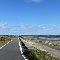 千葉県旭市駒込の売買物件/サイクリングロードのずーっと先の高台に風車がうっすらと見えますか？その右端の刑部岬からの眺望は絶景！内覧の帰り道にぜひ見てほしいです