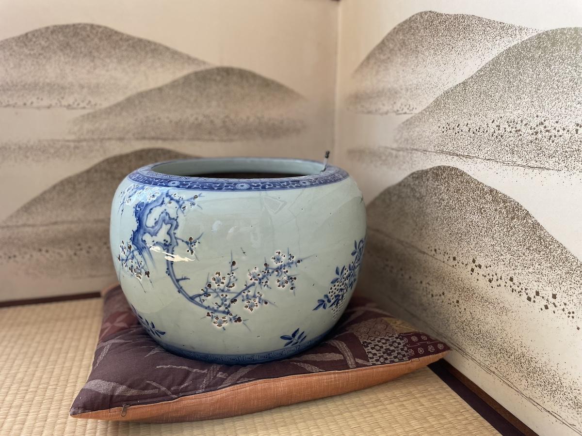 勝浦市串浜の売買物件/室内には美術品が多く飾られている
