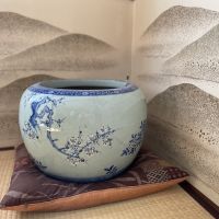 勝浦市串浜の売買物件/室内には美術品が多く飾られている