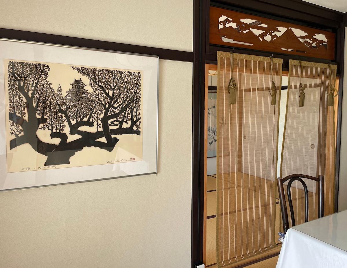 勝浦市串浜の売買物件/２階和室には和の作品が飾ってありました。