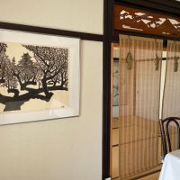 勝浦市串浜の売買物件/２階和室には和の作品が飾ってありました。