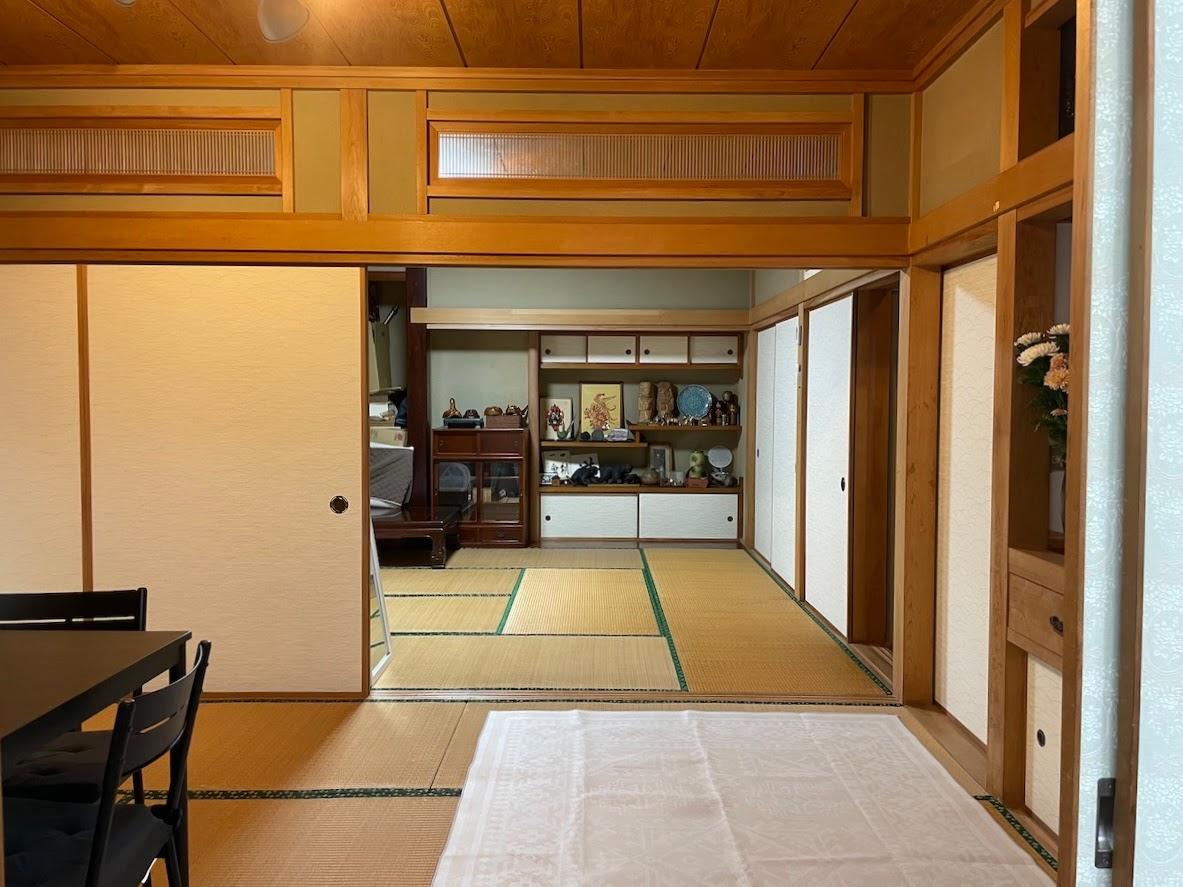 千葉県勝浦市浜勝浦の売買物件/１階の和室スペースは合わせると12畳あります