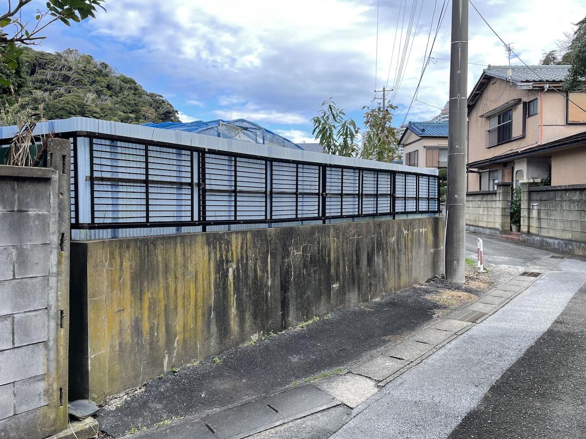千葉県勝浦市浜勝浦の売買物件/南側の接道の様子。塀を取り除きセットバックにより建築が可能に