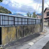 千葉県勝浦市浜勝浦の売買物件/南側の接道の様子。塀を取り除きセットバックにより建築が可能に