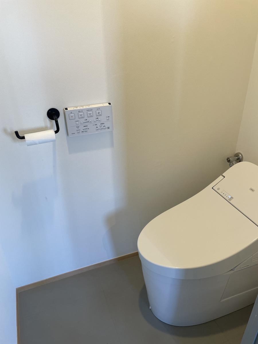 千葉県習志野市谷津町の売買物件/トイレもシンプルホワイトな印象