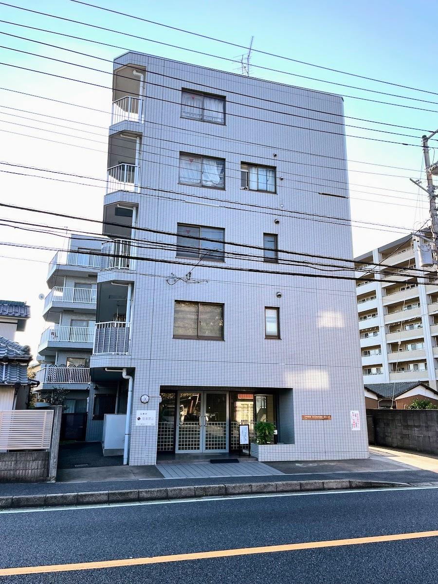 千葉県習志野市谷津町の売買物件/前面道路から見た、マンション正面。奥に細く伸びた形状