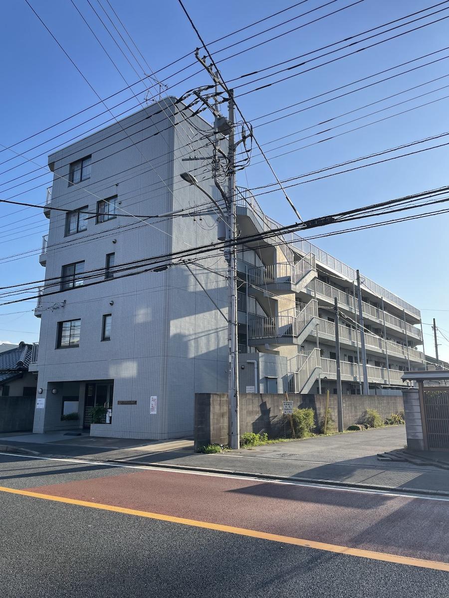 千葉県習志野市谷津町の売買物件/マンション全体を眺める。物件は３階の角部屋