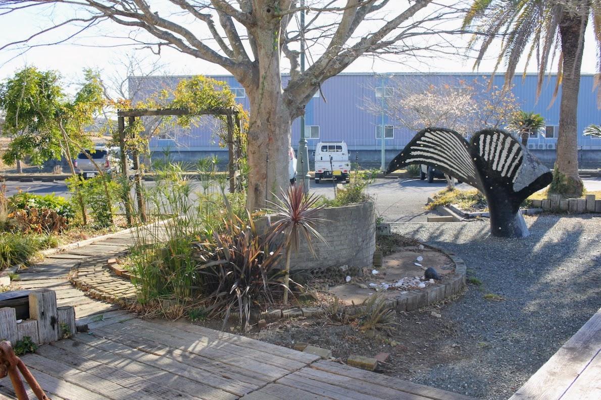 千葉県山武市松尾町木刀の賃貸物件/入口脇のミニガーデン。色々な草木が植えられています