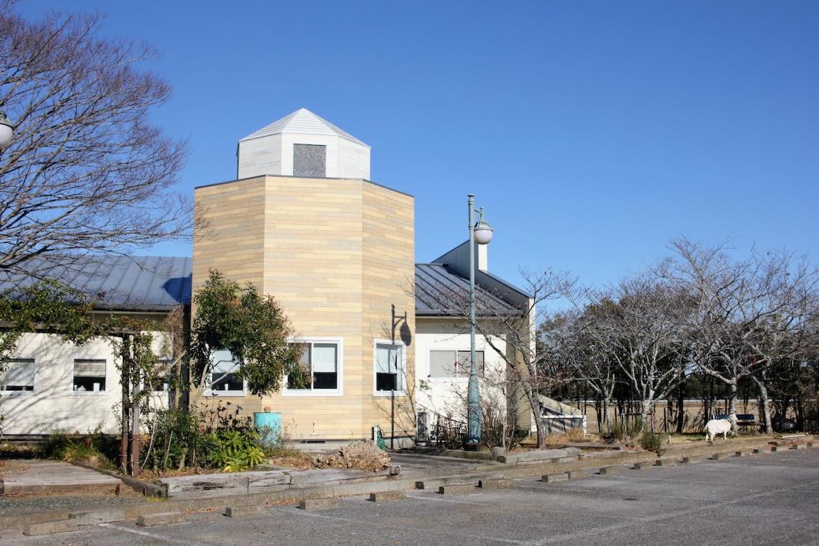 千葉県山武市松尾町木刀の賃貸物件/駐車場は42台。右の映る白い子はやぎさんです。この子はオーナーが引き取りますが、このやぎさんスペースを拡張してドックランなどいかがでしょうか？