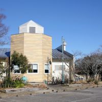 千葉県山武市松尾町木刀の賃貸物件/駐車場は42台。右の映る白い子はやぎさんです。この子はオーナーが引き取りますが、このやぎさんスペースを拡張してドックランなどいかがでしょうか？