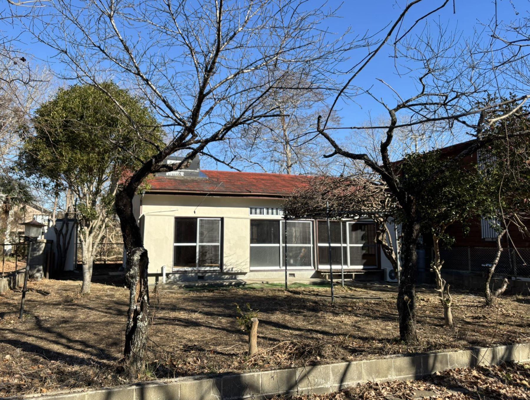 千葉県茂原市弓渡の賃貸物件/赤い屋根が印象的な平屋。日当たりの良い庭に植えられた木々は単なる観賞用ではありません。ある訪れを待っているのです