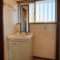 千葉県茂原市弓渡の賃貸物件/洗面台は昭和のものと思われます。シャワーヘッド無のシンプルが清らかに感じます