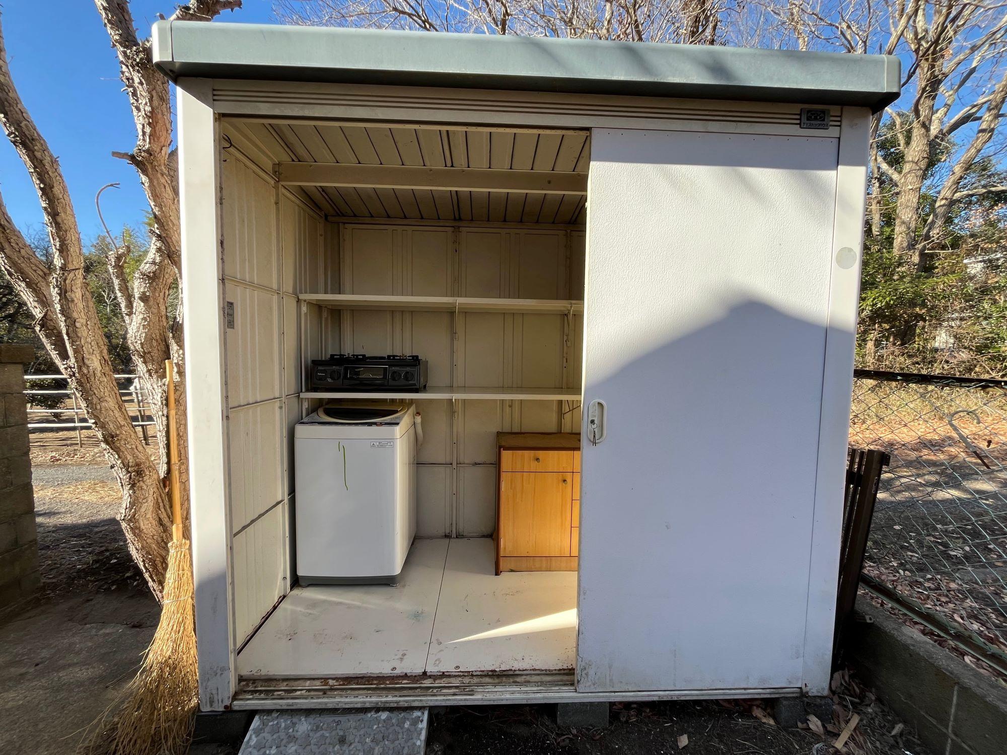 千葉県茂原市弓渡の賃貸物件/玄関脇に倉庫はオーナーがお掃除してくれました。中にある洗濯機、コンロ、棚は残置物としてご提供可能。不要なら撤去も可能