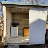 千葉県茂原市弓渡の賃貸物件/玄関脇に倉庫はオーナーがお掃除してくれました。中にある洗濯機、コンロ、棚は残置物としてご提供可能。不要なら撤去も可能