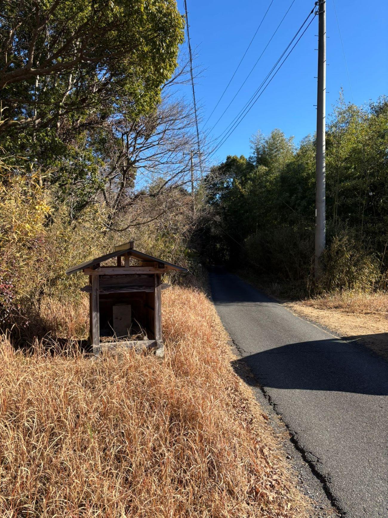 千葉県茂原市弓渡の賃貸物件/県道から入る小道。馬頭観音の石碑が見守ってくれています