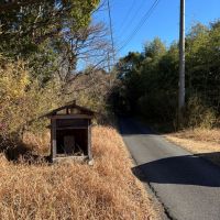 千葉県茂原市弓渡の賃貸物件/県道から入る小道。馬頭観音の石碑が見守ってくれています