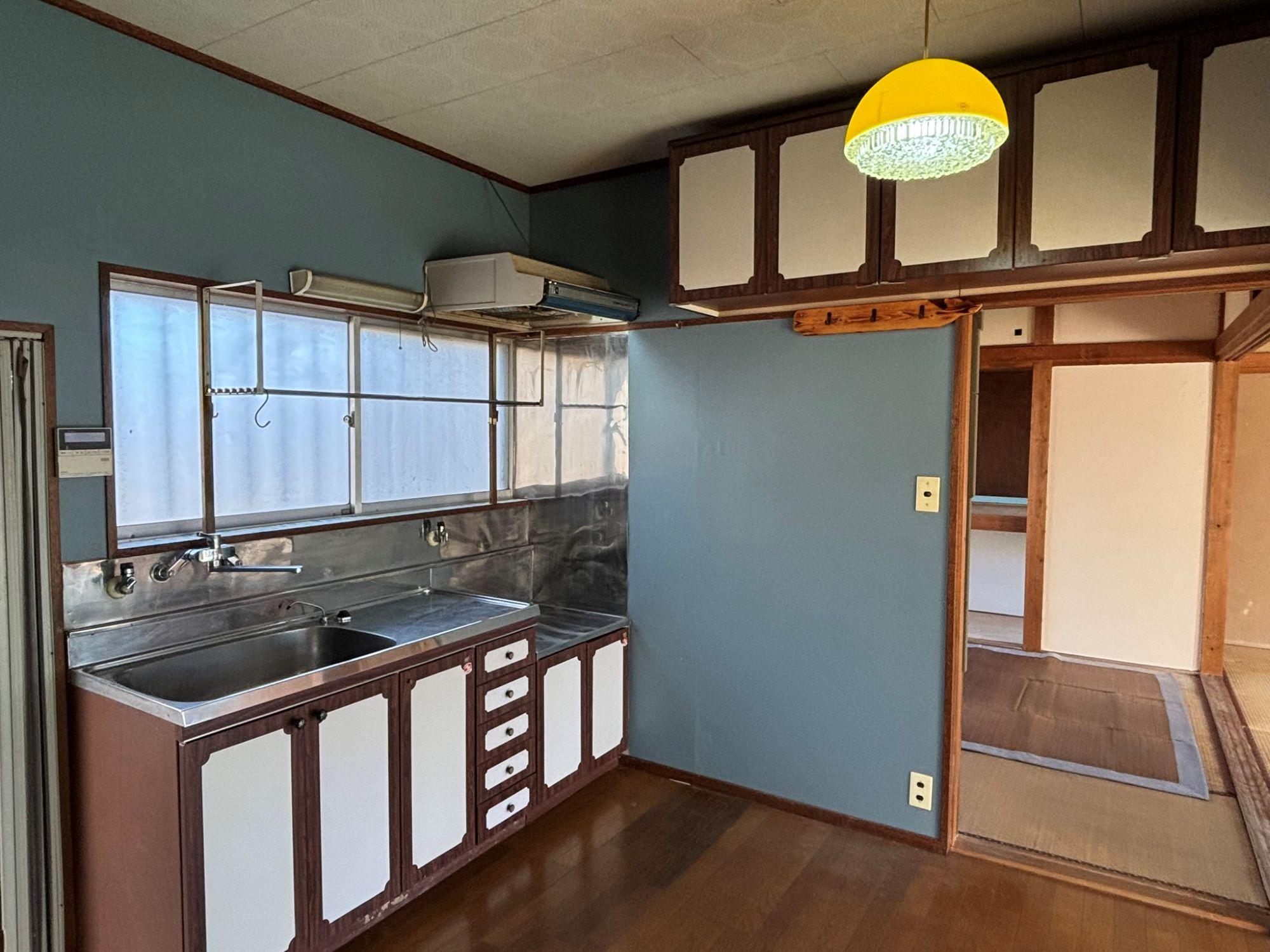 千葉県茂原市弓渡の賃貸物件/キッチンを別角度から。照明もいい感じです