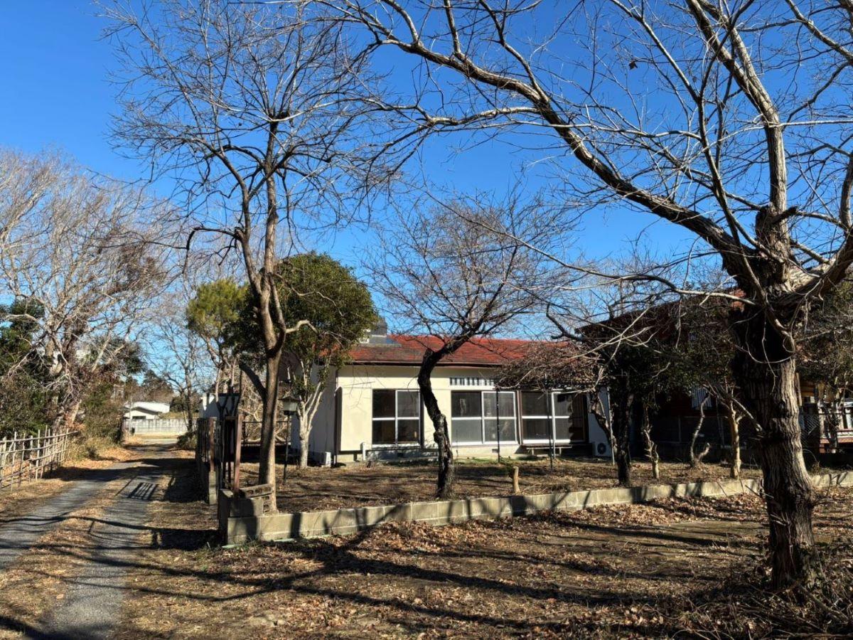 千葉県茂原市弓渡の賃貸物件/物件を少し引いて。撮影時は１月、落葉樹のシルエットが美しい。春夏秋冬が楽しみな景色