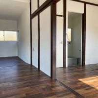 いすみ市行川の売買物件/左手奥にはキッチン、右側の部屋にはトイレとお風呂