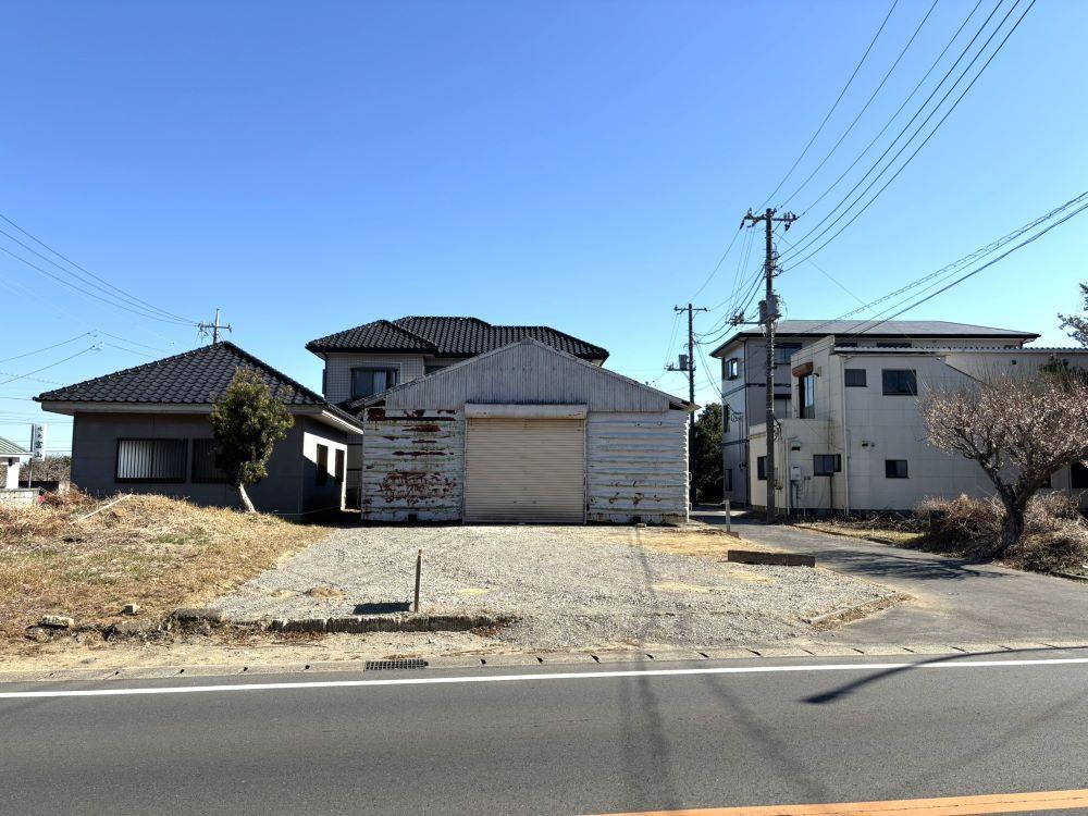 千葉県山武市姫島の賃貸物件/道路から。控えめながら存在感あります