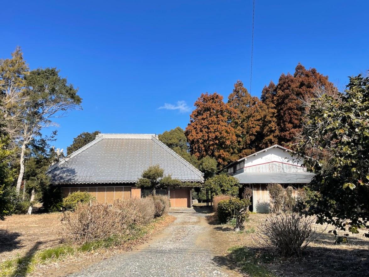 千葉県夷隅郡大多喜町三又の売買物件/立派な屋根の母屋と寄り添う納屋。漂う郷愁感に惹き込まれます