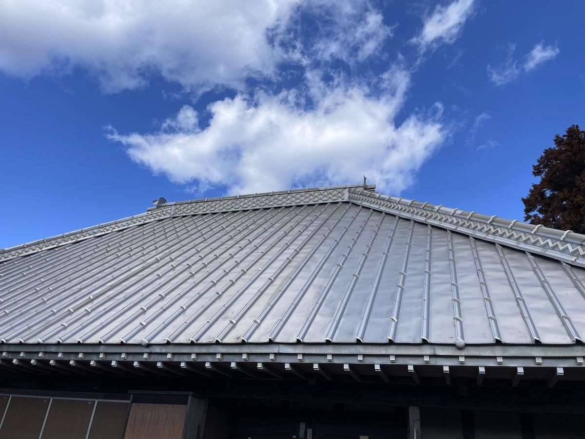 千葉県夷隅郡大多喜町三又の売買物件/母屋の屋根は渋めの銀色。空に照らされ輝いています