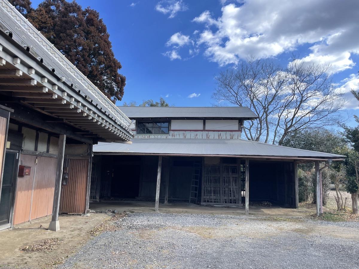 千葉県夷隅郡大多喜町三又の売買物件/納屋を正面から眺める。広さは十分で軽トラの定位置にもなりそう
