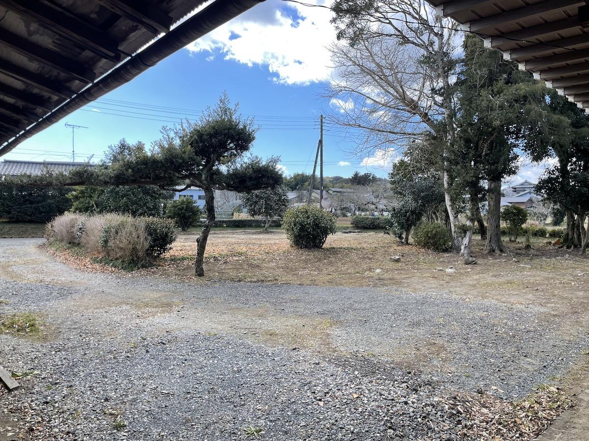 千葉県夷隅郡大多喜町三又の売買物件/納屋から庭と畑を眺める