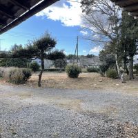 千葉県夷隅郡大多喜町三又の売買物件/納屋から庭と畑を眺める