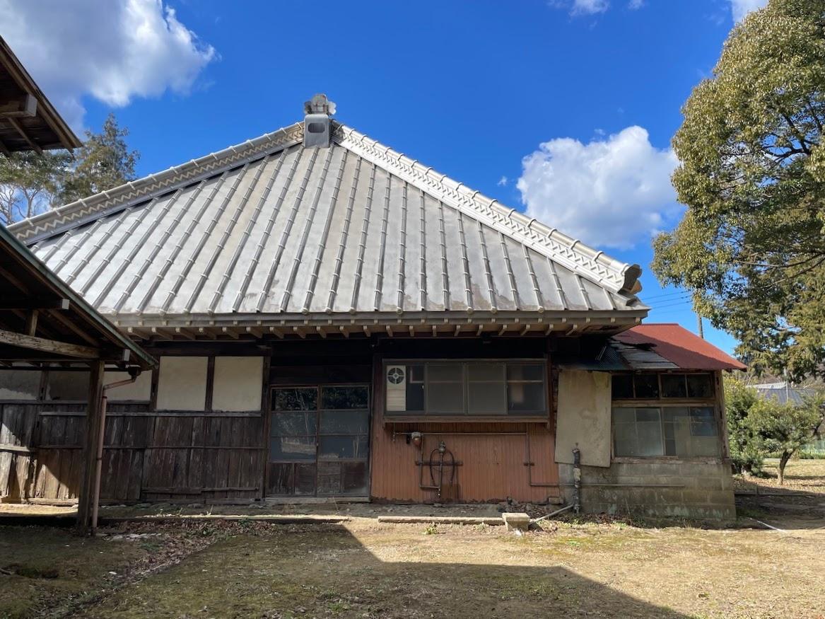 千葉県夷隅郡大多喜町三又の売買物件/母屋の東側。こちらに勝手口がありました