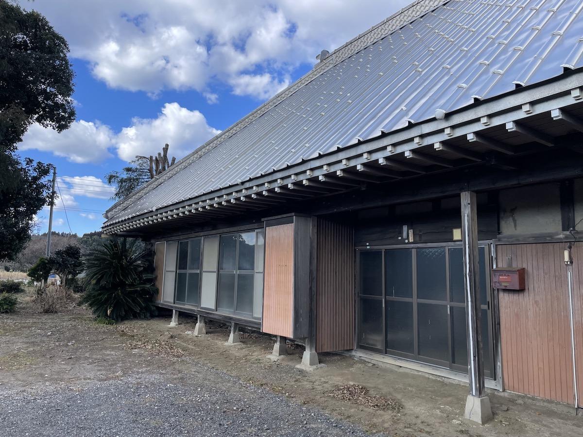 千葉県夷隅郡大多喜町三又の売買物件/母屋正面の様子。屋根の存在感が大きい