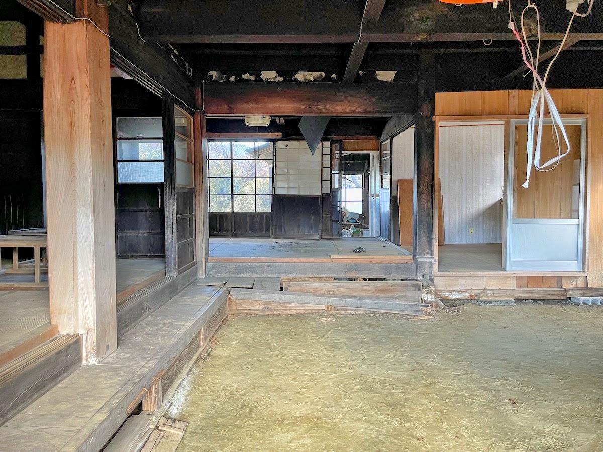 千葉県夷隅郡大多喜町三又の売買物件/玄関から屋内を眺める。大規模なリフォームは覚悟しましょう