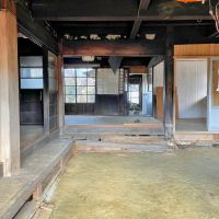 千葉県夷隅郡大多喜町三又の売買物件/玄関から屋内を眺める。大規模なリフォームは覚悟しましょう