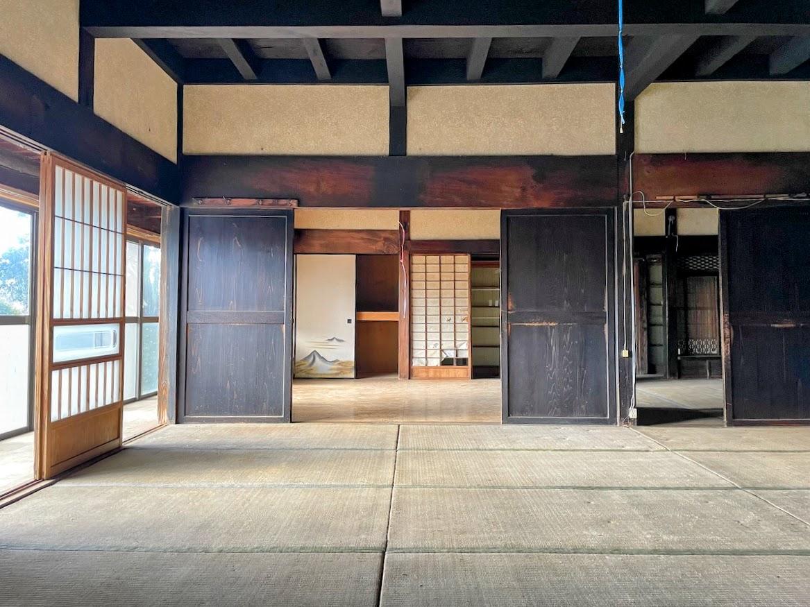 千葉県夷隅郡大多喜町三又の売買物件/土間から見た居室。梁の存在感が大きい
