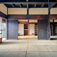千葉県夷隅郡大多喜町三又の売買物件/土間から見た居室。梁の存在感が大きい
