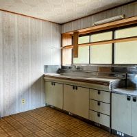 千葉県夷隅郡大多喜町三又の売買物件/キッチンの様子。古い印象なのでリフォームも考えましょう