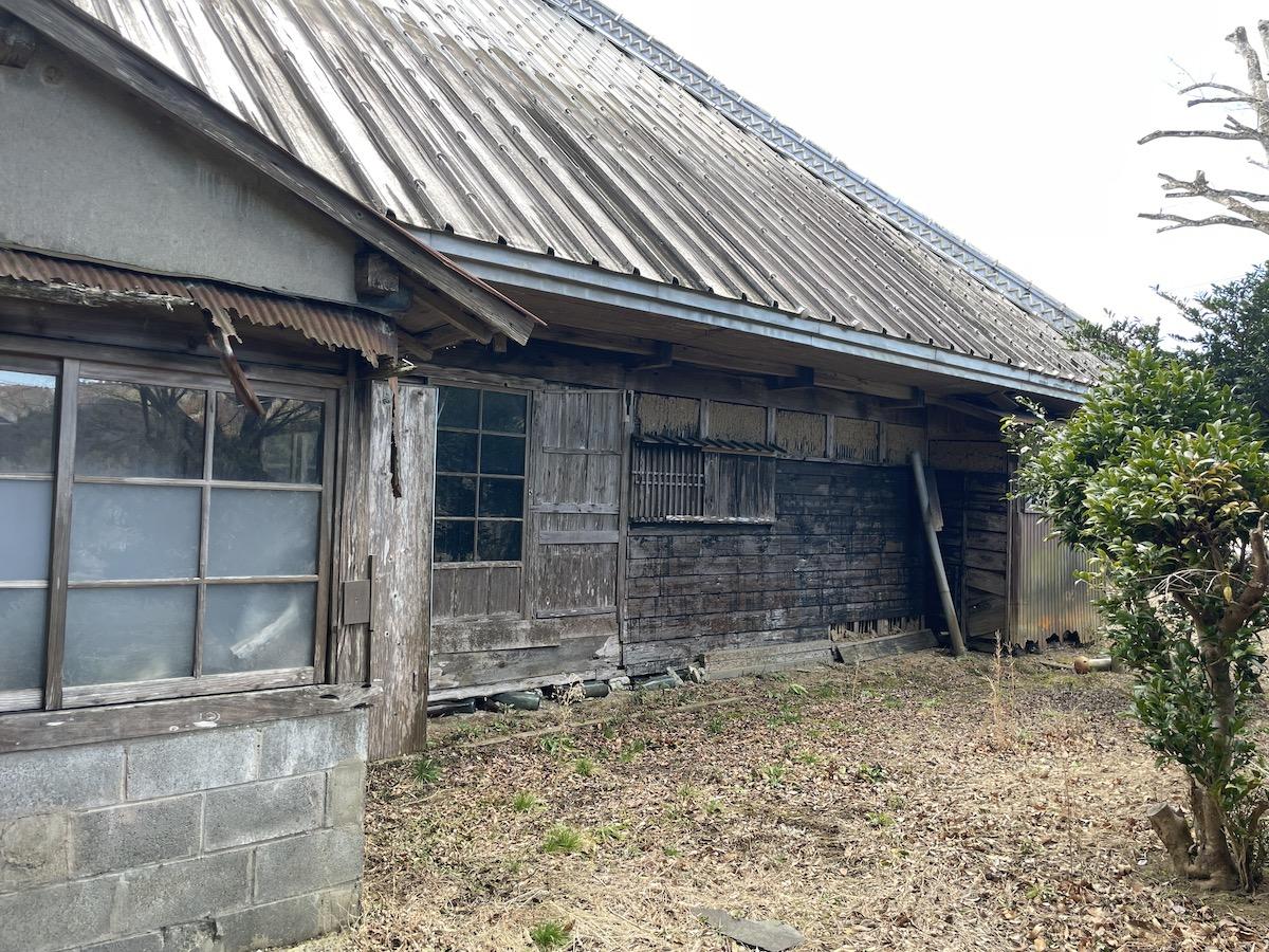 千葉県夷隅郡大多喜町三又の売買物件/母屋の裏側の様子。こちらはかなりメンテナンスが必要