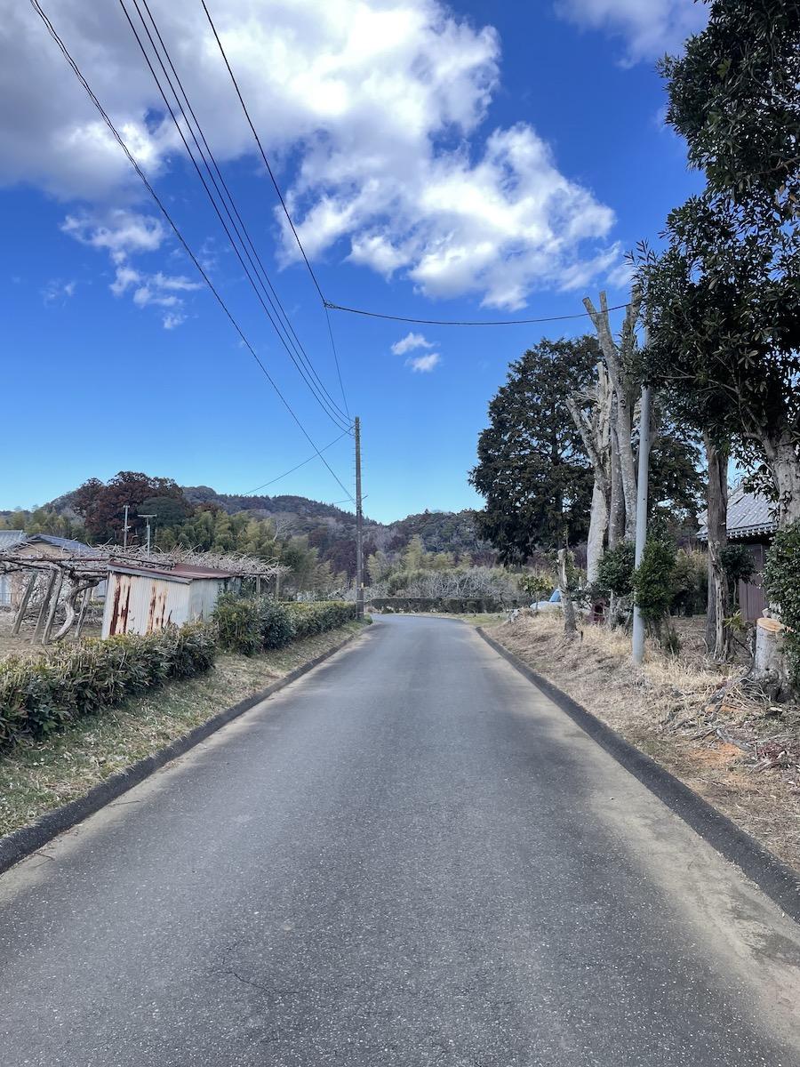 千葉県夷隅郡大多喜町三又の売買物件/敷地西側の道路の様子。この物件は「三方道路」となっております