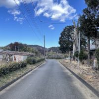 千葉県夷隅郡大多喜町三又の売買物件/敷地西側の道路の様子。この物件は「三方道路」となっております