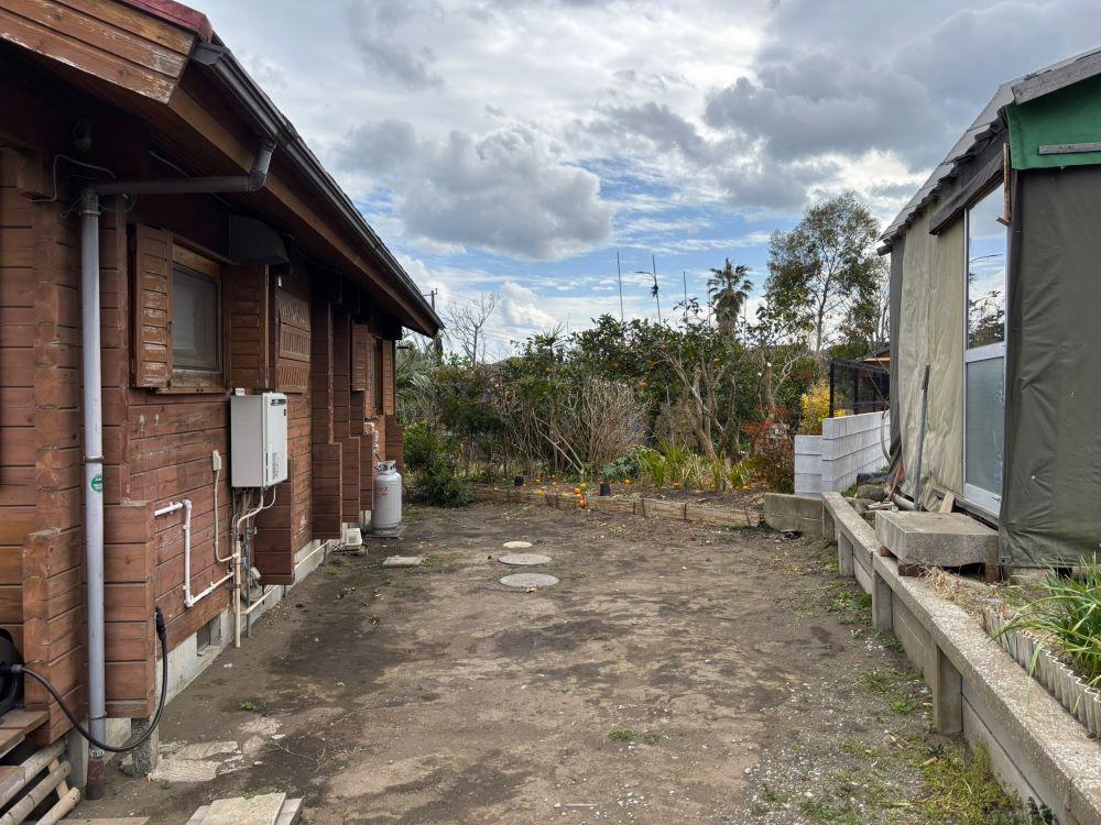 千葉県南房総市安馬谷の売買物件/建物入口右側と隣地の関係