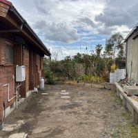 千葉県南房総市安馬谷の売買物件/建物入口右側と隣地の関係