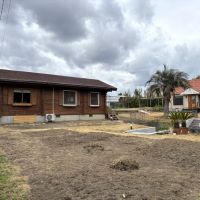 千葉県南房総市安馬谷の売買物件/庭から。右に見えるオレンジ屋根の平屋がお向かいさん