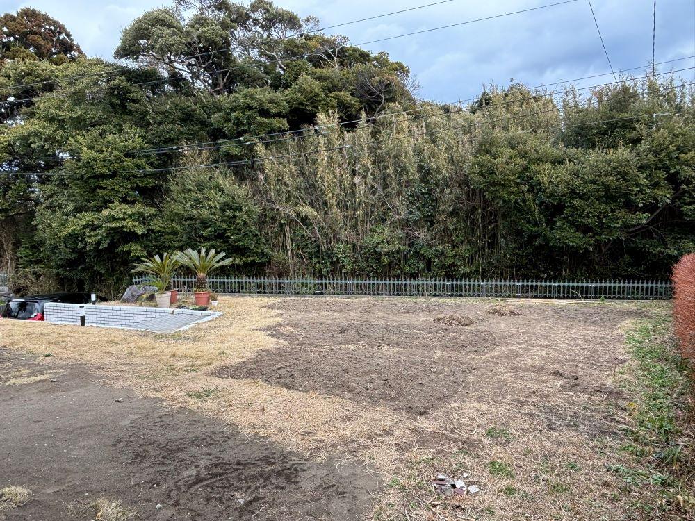 千葉県南房総市安馬谷の売買物件/窓側からみた庭と雑木林。庭はオーナーが家庭菜園に使っていますが、撮影時期はまだ苗植え前